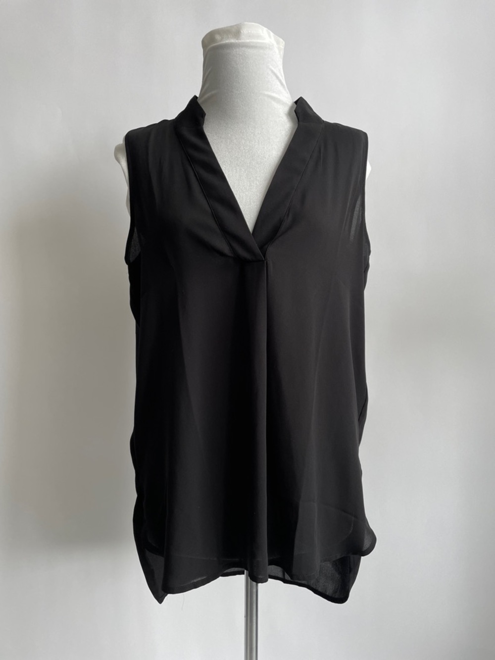Banana Republic Petite Black Sleeveless Blouse S Sheer Notch Collar Hi-Lo Hem